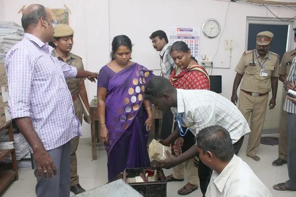 பறக்கும் படை சோதனையில் சிக்கிய ரூ. 2 கோடியே 80 லட்சம்!
