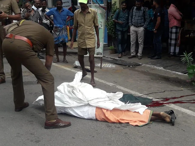 கிளி ஜோசியரைக் கொன்று, துண்டுப் பிரசுரங்களை வீசிச்சென்ற மர்ம நபர்! - திருப்பூரில் பயங்கரம்