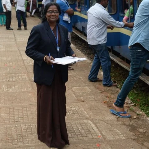 ``56 வயசாச்சு... காத்துட்டு இருக்கேன்!’’ - குன்னூர் ரயில் டி.டி.இ வள்ளியின் நம்பிக்கை
