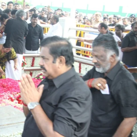 ஜெ. சமாதியில் கறுப்புச் சட்டை அணிந்து கண்ணீர் விட்ட முதல்வர், துணைமுதல்வர்!