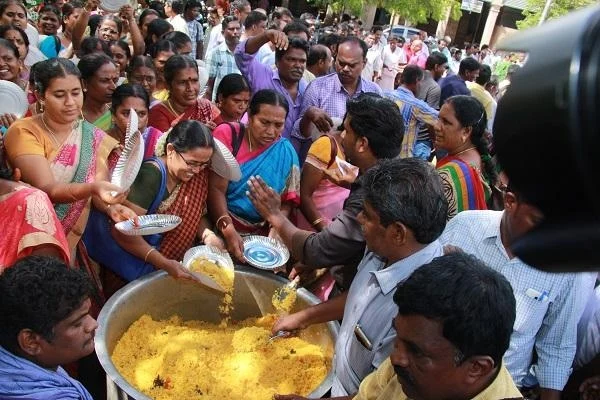ஜாக்டோ- ஜியோ அமைப்பினர் சமைத்து சாப்பிட்டு உள்ளிருப்புப் போராட்டம்
