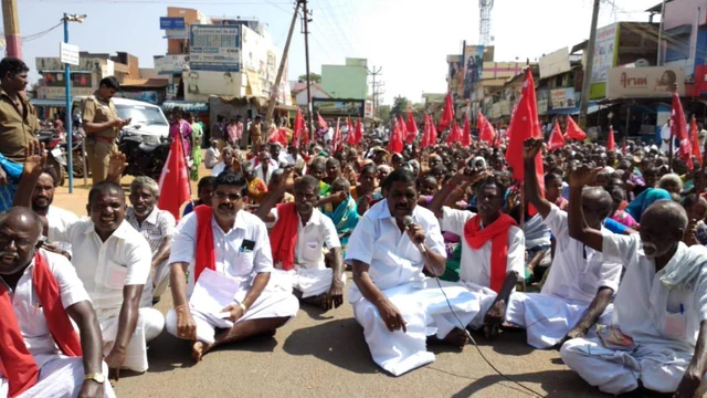 ‘ஒரு பிடி நெல்கூட விளைச்சல் இல்லை’- பயீர் காப்பீடு கோரி விவசாயிகள் சாலை மறியல்