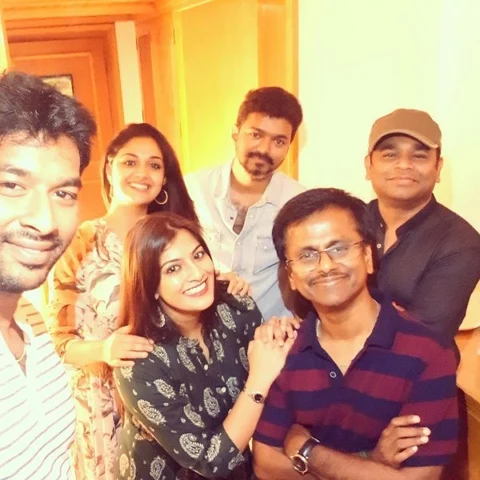 மிக்ஸி, கிரைண்டர் வைத்து கேக் வெட்டி கொண்டாடிய `சர்கார்' படக்குழு!