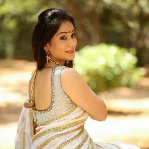 ``ஆமாங்க... என் பொண்ணு காலேஜ் படிக்கிறா; ஆனா, நான் இளமையா இருக்கக் கூடாதா?!" லஷ்மி வாசுதேவன்
