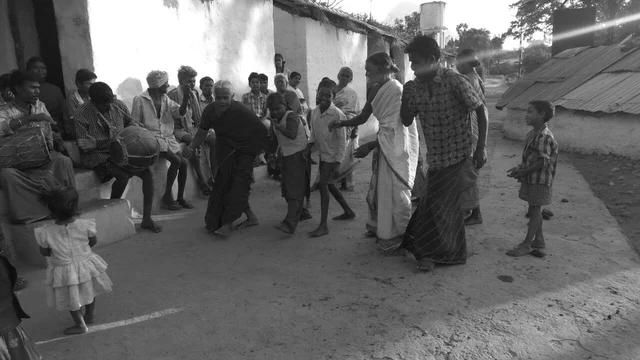 "அறுபது வயதில் தாலி கட்டிய மூப்பர்..சாதிமறுப்பு.. இசைதான் வாழ்வு!"- பாலமலை இருளர்களின் வாழ்வியல் #SpotVisit