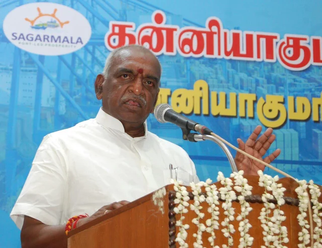 `நீங்கள் மீனவர்களைச் சாகடிக்கக்கூடியவர்கள்!’ - ஆவேசமான பொன்னார்
