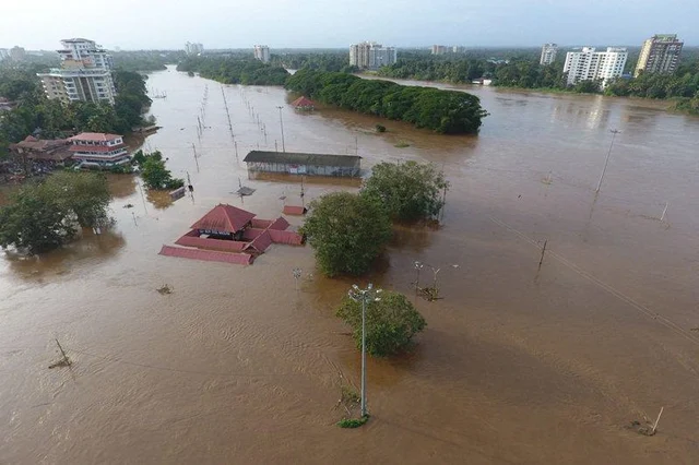 `மீண்டு வா கடவுளின் தேசமே..!’- கேரளாவுக்காகப் பிரார்த்திக்கும் இந்தியா #KeralaFloods