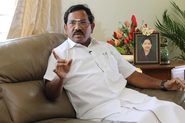 "இருப்பதை இழந்து தான் ஓ.பி.எஸ் பக்கம் வந்தேன்!" - சொல்பவர் யார் தெரியுமா?!