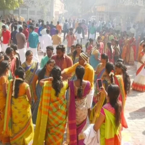 பொங்கல் விழாவில் பாரம்பர்ய உடையணிந்து சித்த மருத்துவக் கல்லூரி மாணவிகள் அசத்தல் நடனம்!