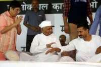 உண்ணாவிரதம் முடிவு; அரசியலுக்கு வருவதாக ஹசாரே அறிவிப்பு!