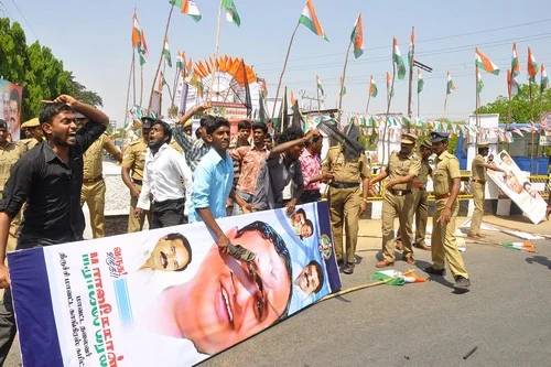 திருச்சியில் காங்கிரசார்- மாணவர்கள் மோதல், பதற்றம் (படங்கள்)