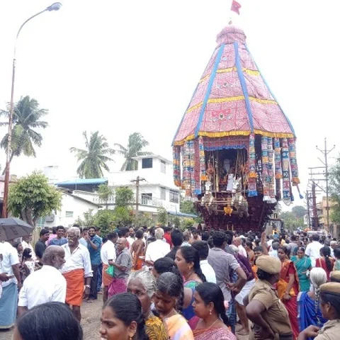 `கஜா' புயலால் காலையிலேயே நடந்த மயூரநாதர் தேரோட்டம்!