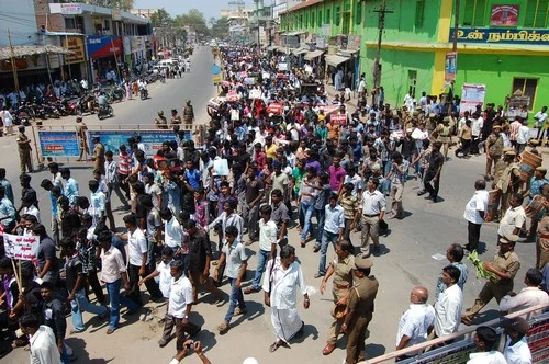10வது நாளாக பற்றி எரியும் தமிழகம்! (படங்கள்)