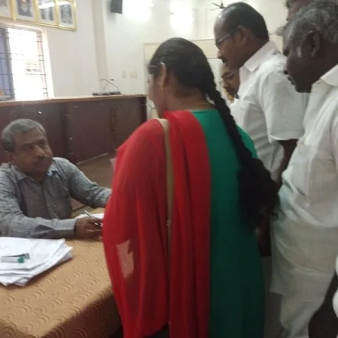 ``குண்டர் சட்டத்தில் கைது செய்ய வேண்டும்” - திருச்சியில் பெண் தாசில்தாருக்கு வலுக்கும் எதிர்ப்பு