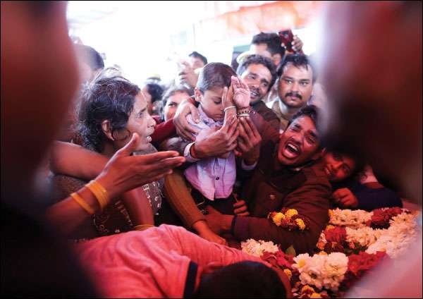 உணர்வுகளும் அரசியலும்: 7 நிமிட வாசிப்பில் ஆனந்த விகடனின் 10 தெறிப்புகள்!