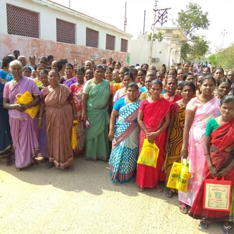 `எங்களையும் அந்தப் பட்டியல்ல சேருங்க!’ - விருதுநகர் ஆட்சியர் அலுவலகம் முன் திரண்ட மக்கள்