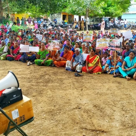 `ஸ்டெர்லைட் ஆலைக்கு எதிராக தீர்மானம் நிறைவேற்ற வேண்டும் '- கிராம மக்கள் கவன ஈர்ப்பு ஆர்ப்பாட்டம்!