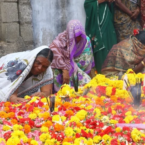 ‘சுனாமி நினைவு தினம்’ - குமரி கடற்கரையில் உறவினர்கள் கண்ணீர் அஞ்சலி
