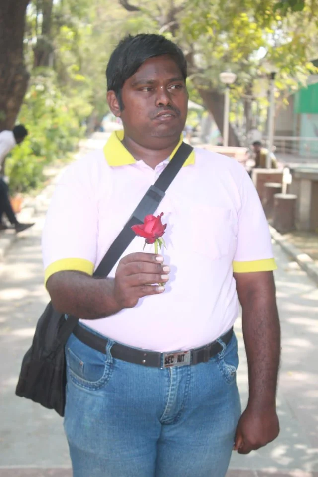 ரோஜாப் பூவுடன் பூங்காவில் வலம்வந்த இளைஞர்! - காதலர் தினத்தில் திருப்பூரில் நடந்த சம்பவம்