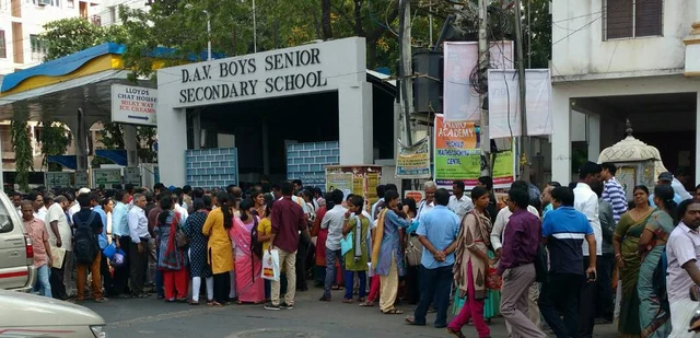 சட்டையை கிழித்துக்கொண்டு நீட் தேர்வு எழுத சென்ற மாணவர்கள்...!