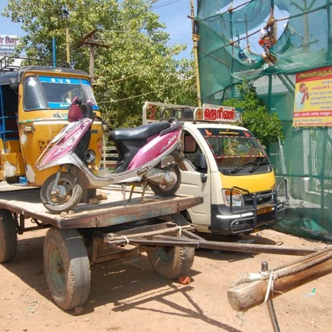 பெட்ரோல், டீசல் விலை உயர்வைக் கண்டித்து மாட்டுவண்டியில் வாகனங்களை ஏற்றி நூதனப் போராட்டம்!