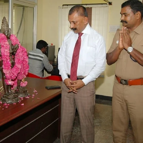 பொன்.மாணிக்கவேலா... அபய்குமார் சிங்கா..? குழம்பும் சிலைக் கடத்தல் தடுப்புப் பிரிவு