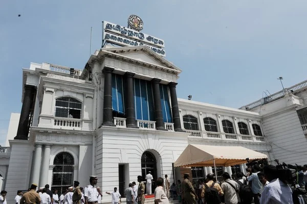 மேஜையின்மீது ஏறி பூங்கோதை அமளி; சபாநாயகர் நாற்காலி, மைக் உடைப்பு- சட்டப்பேரவையில் பரபரப்பு!