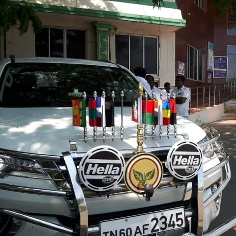 வாகனத்தில் கூட்டணிக் கட்சிகளின் கொடி! - விகடன் செய்திக்குப் பிறகு ஓ.பி.எஸ் மகன் நடவடிக்கை