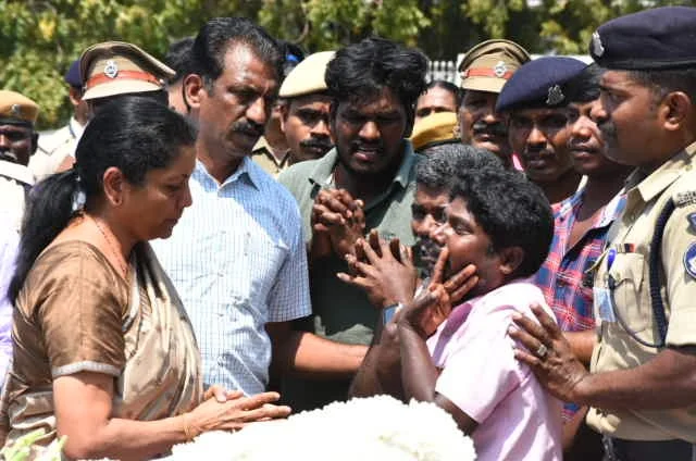 `என்னால் முடிந்த சிறு உதவி இது'- உயிரிழந்த வீரரின் குழந்தை படிப்புச் செலவை ஏற்ற கல்லூரி தாளாளர்