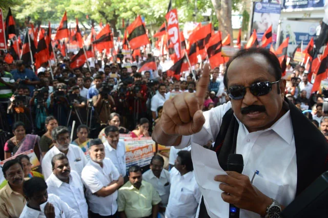`தீர்ப்பை ஆளுநரே மதிக்கவில்லை!’ - ராஜ்பவன் வாசலில் தீவிரமடையும் போராட்டம் #BanwarilalPurohit