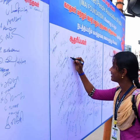 ‘காதலை ஆதரிக்கிறீர்களா?, எதிர்க்கிறீர்களா?’ - ஆர்வமுடன் கையெழுத்திட்ட மாணவிகள்