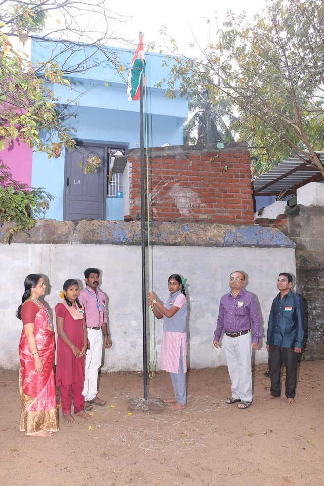 பள்ளி மாணவியை கொடியேற்ற வைத்து கவுரவித்த பள்ளி நிர்வாகம்!