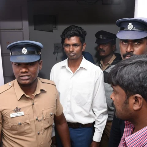 `2.55 மணிக்கு வந்துட்டேன், வேட்புமனுத் தாக்கல் செய்ய விடல!'- வெளிநாட்டு வங்கிப்பணியை துறந்தவர் வேதனை