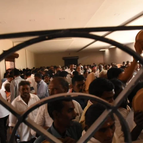 `அனைவருக்கும் பிரியாணி இருக்கு!’ - அறிவித்த அடுத்த நொடியே அ.தி.மு.க கூட்டத்தில் தள்ளுமுள்ளு