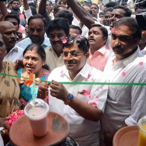 சுட்டெரிக்கும் வெயிலும்... சென்னையின் பிரமாண்ட தண்ணீர் பந்தலும்!