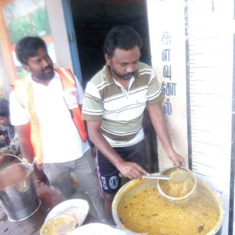 `இந்த நேரத்துல பண்ணாம வேற எப்போ பண்ண போறோம்?’ - நெகிழவைக்கும் அரசுப்பள்ளி ஆசிரியர் #CycloneGaja