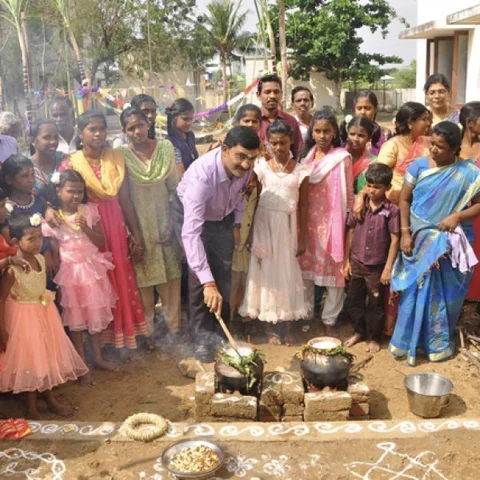 ஆதரவற்ற குழந்தைகளோடு பொங்கல் கொண்டாடிய நாகை கலெக்டர்!