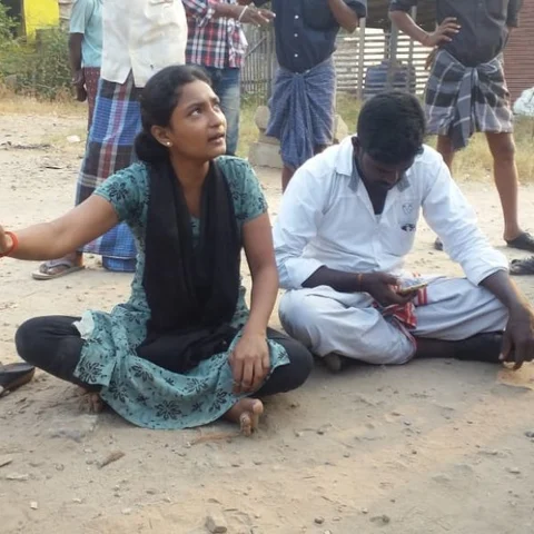 `என் கணவர் தினமும் காலையிலேயே மது குடிக்கிறார்!'- அரசுக்கு எதிராக அதிகாலையில் களமிறங்கிய பெண்
