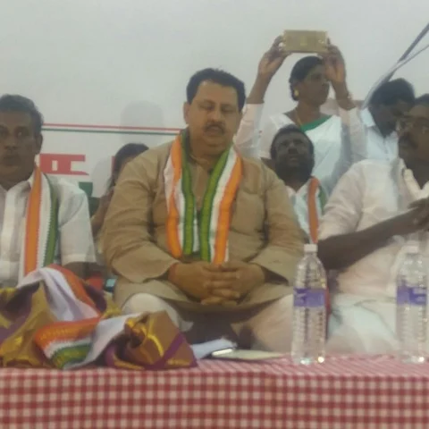 ‘காங்கிரஸ் கூட்டத்தில் நாற்காலிக்கு சண்டை!’ - கடுப்பான சஞ்சய் தத்