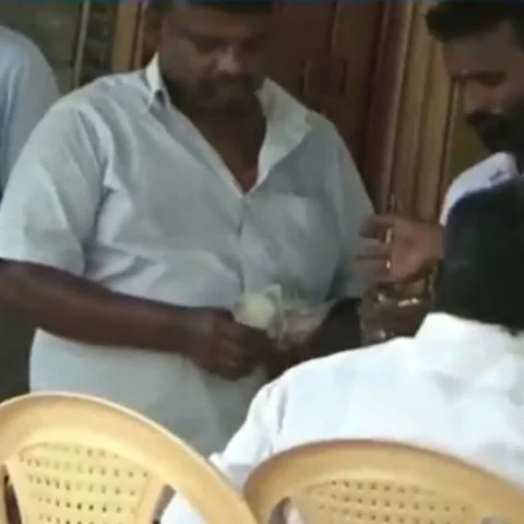 `ஒரு பூத்திற்கு 1,500 ரூபாய்!'- அமைச்சர் கூட்டத்தில் நடந்த பணப் பட்டுவாடா