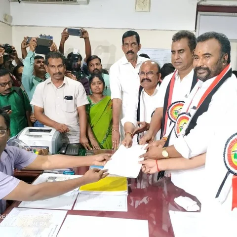 `வேறு யாரும் செய்யாத வளர்ச்சிப் பணிகளைச் செய்துள்ளேன்!’ - வேட்புமனுத்தாக்கல் செய்த பொள்ளாச்சி எம்.பி