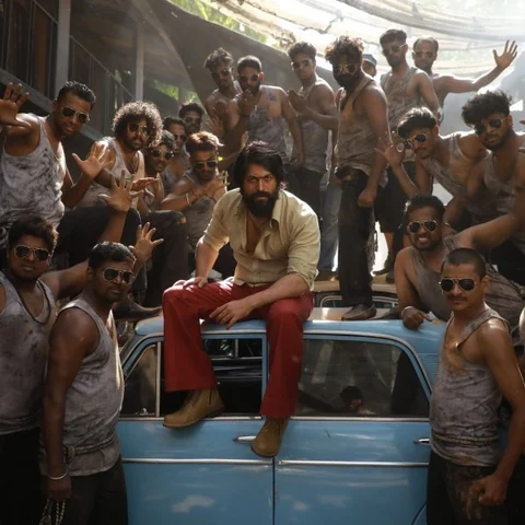 மாஸ்! மாஸ்!! மாஸோ மாஸ்!!! மாஸுக்கெல்லாம் மாஸ்!!!! அப்படியிருக்கிறது #KGF