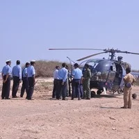 தனுஷ்கோடி அருகே மணலில் தரையிறங்கிய ஹெலிகாப்டர்!