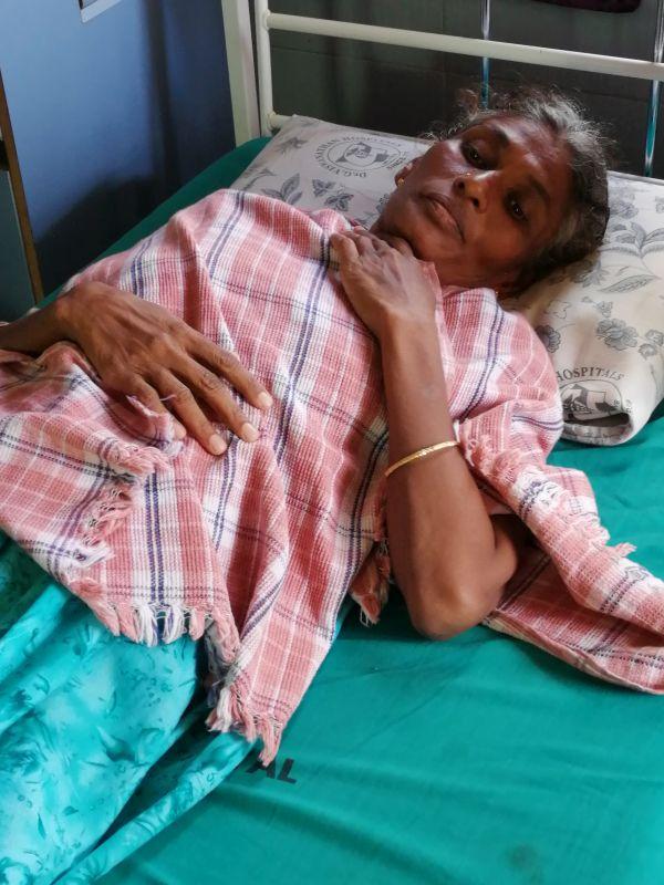 ``எங்களுக்கு யாரும் ஆதரவில்லை; சீக்கிரமே குணமாகி நாப்கின் தயாரிக்கணும்!" - புற்றுநோயில் வாடும் `நாப்கின்' வள்ளி
