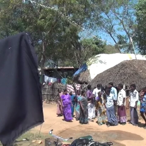 `இழப்பீடு உடனே வழங்கணும்!'- வீடுகளில் கறுப்புக்கொடி ஏற்றித் தேர்தலைப் புறக்கணிக்கும் கிராமம்