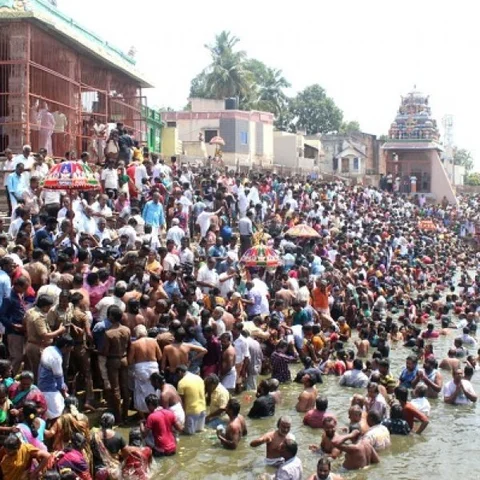 கும்பகோணத்தில் மாசி மக விழா!- புனித நீராடி, திதி கொடுத்த பக்தர்கள்