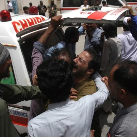 தற்கொலைப்படைத் தாக்குதலில் 29 வாக்காளர்கள் பலி! - களேபரமான பாகிஸ்தான் தேர்தல்