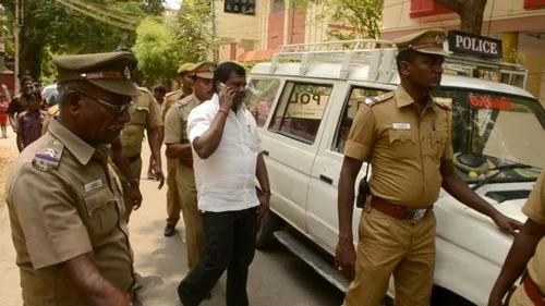 மாணவர்கள் மீது காங்கிரசார் மீண்டும் சரமாரி தாக்குதல் (படங்கள்)