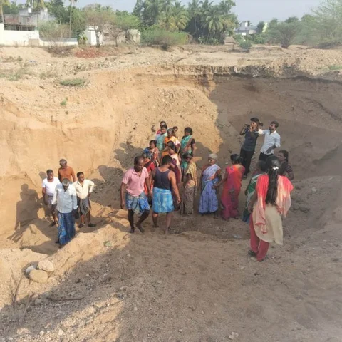 ‘மாமூல் கொடுத்துதான் மணல் கடத்துகிறோம்!’ -கிராம மக்களை வீடுபுகுந்து மிரட்டிய கும்பல்
