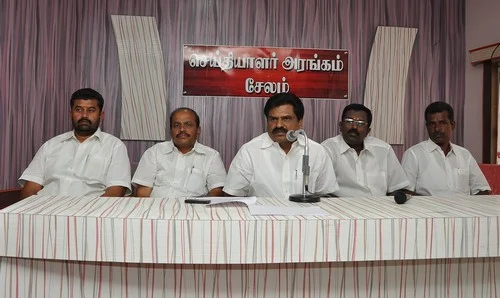 ஆங்கிலமும் அவசியம்... தமிழுக்கு சிலையும் முக்கியம்-ஈஸ்வரன்